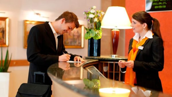 RECEPCIONISTA DE HOTEL