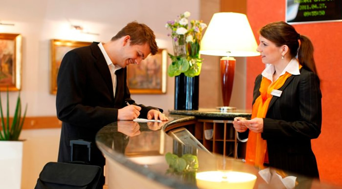 RECEPCIONISTA DE HOTEL